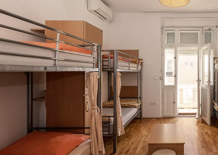 Backpackers Хостел *